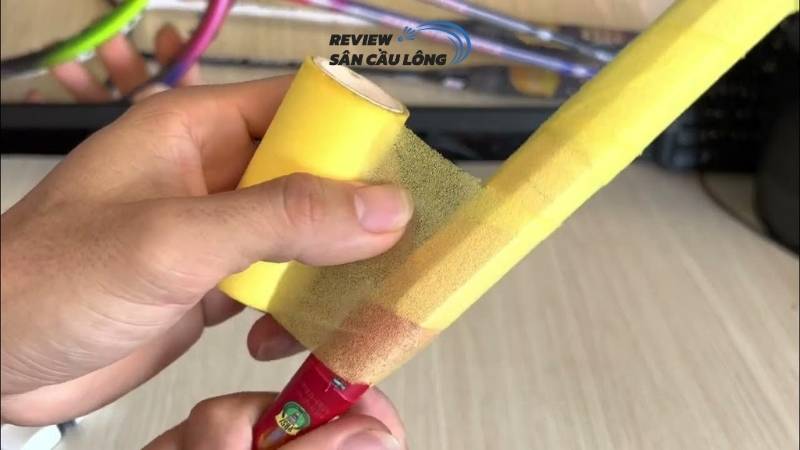 Hãy theo dõi ngay hướng dẫn chi tiết từng bước cách quấn vợt cầu lông để tăng độ bám và cảm giác thoải mái