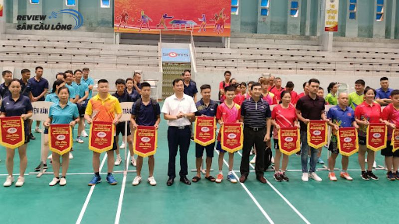 Khu vực nghỉ ngơi và khán đài dành cho người xem rất lớn và có ghế ngồi thoải mái