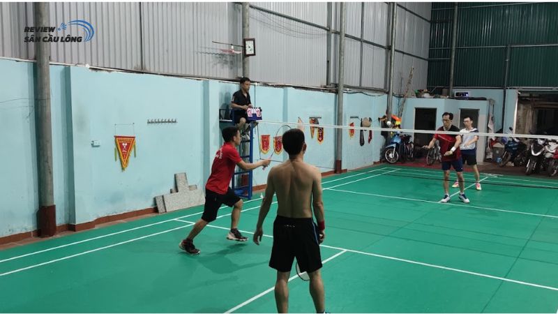 Nhiều trận đấu hấp dẫn tại sân cầu lông Ông Quản