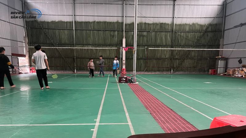Trải nghiệm chơi cầu lông giá rẻ tại sân cầu Ông Tùng