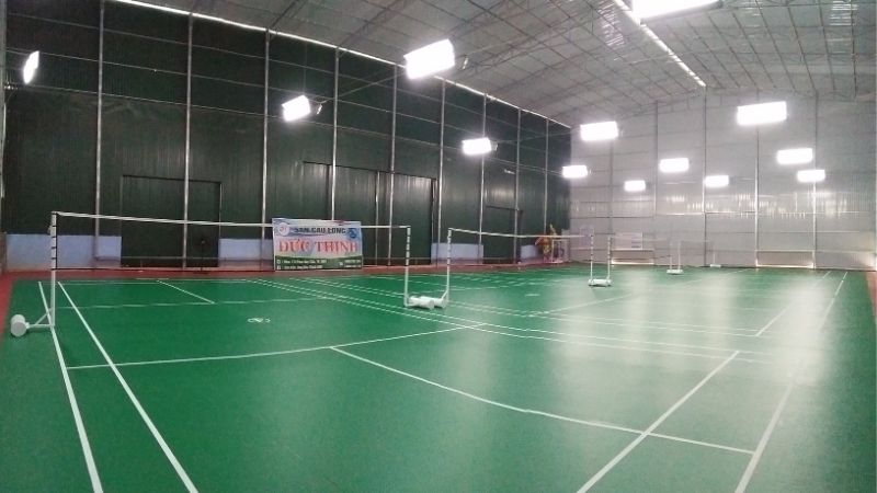 Sân cầu lông Đức Thịnh với hệ thống sân thảm chất lượng cao