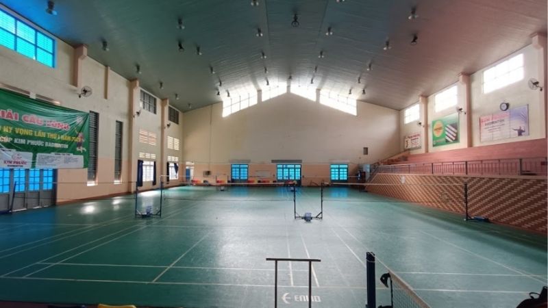 Sân cầu lông CLB Hi Vọng với không gian sạch sẽ và thoáng mát