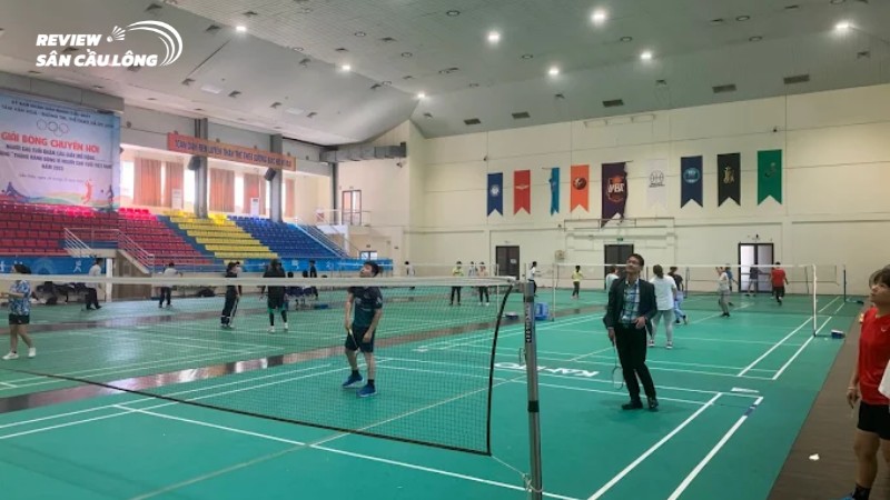 Sân cầu lông tại Nhà Thi Đấu Cầu Giấy