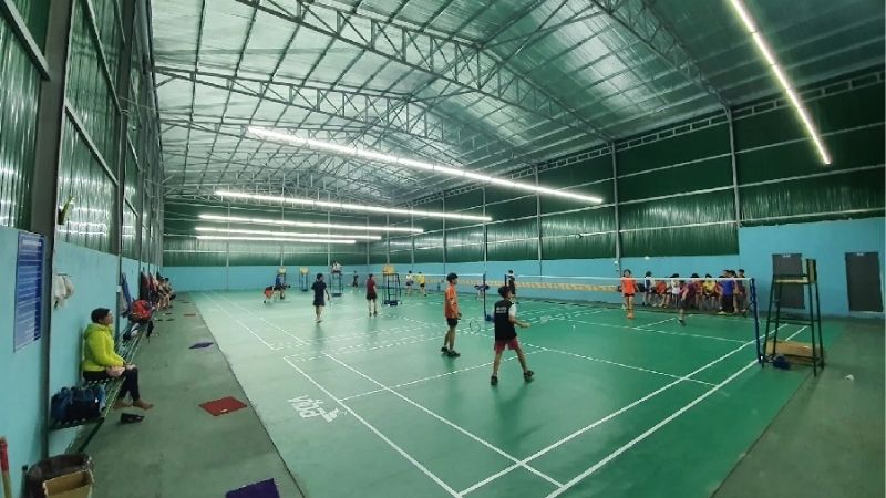 Sân cầu lông Thánh Mẫu với không gian sạch sẽ và thoáng mát