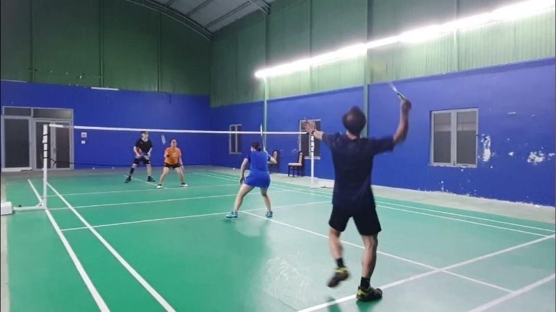 Sân cầu lông Triệu Việt Vương với không gian sạch sẽ và thoáng mát