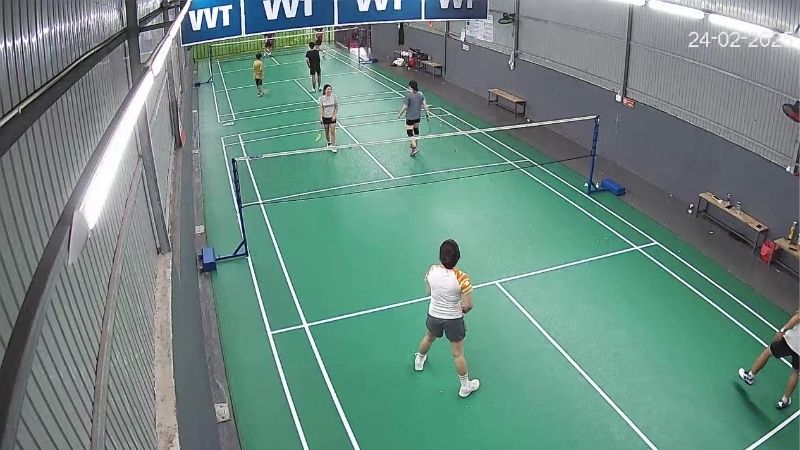 Sân cầu lông VVT với không gian rộng rãi và thoáng mát