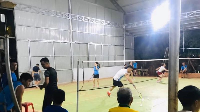 Sân cầu lông Đăk Săk - VK Sport với không gian sạch sẽ và thoáng mát
