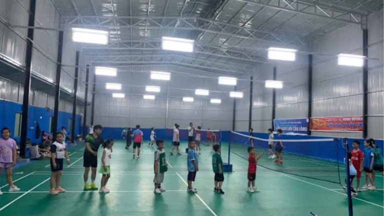 Hình ảnh sân cầu lông Nguyễn Thái Học với mặt sân rộng rãi và ánh sáng tốt