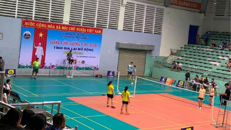 Hình ảnh sân cầu lông Công An Gia Lai có không gian thoáng và sàn sân đều màu