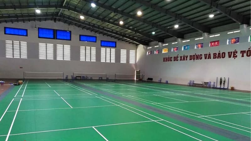 Hình ảnh không gian nhà thi đấu TDTT với sàn gỗ rộng và khán đài phía sau