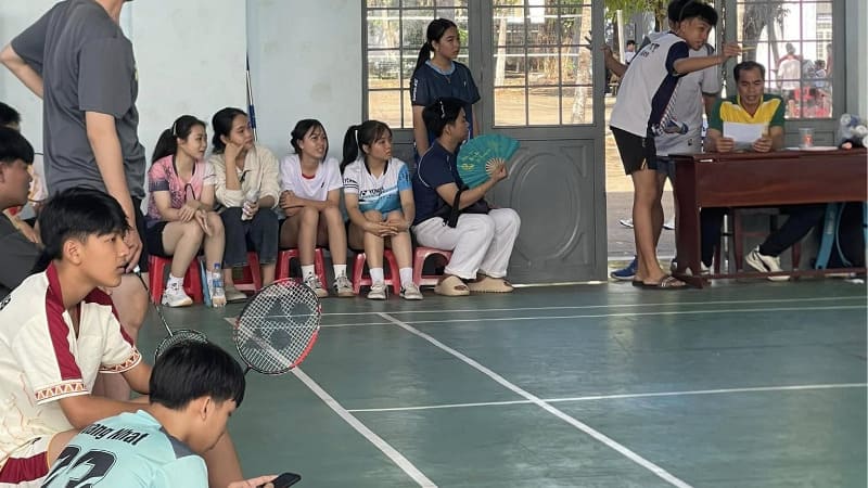 Hình ảnh sân trong khuôn viên trường Hùng Vương, yên tĩnh và nhiều ánh sáng tự nhiên