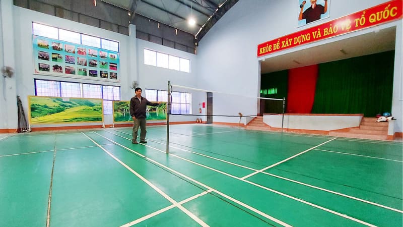 Hình ảnh sân cầu lông Nguyễn Văn Trỗi trong khuôn viên trường, có mái che rộng