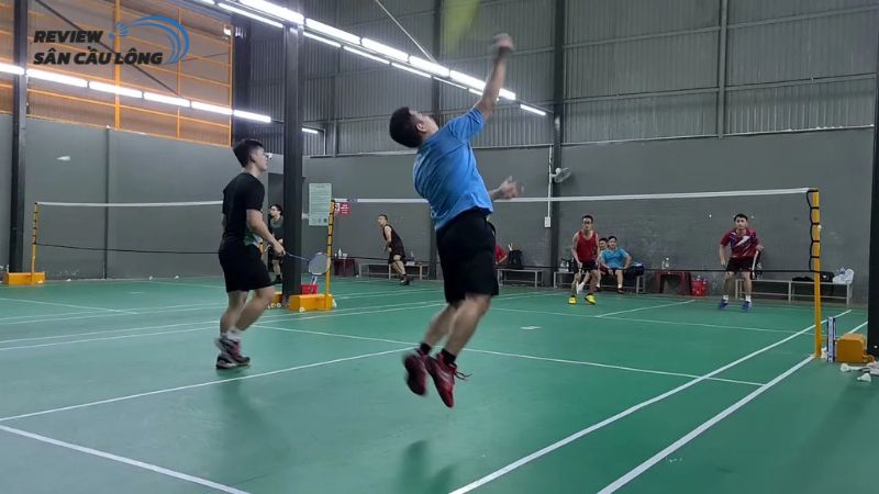 Chơi cầu lông với giá thuê rẻ tại sân cần Đức Minh