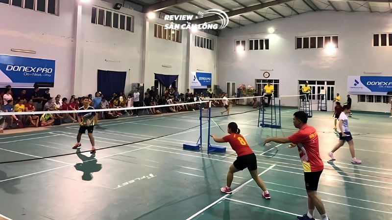 Sân cầu lông trường THPT Xuân Phương sở hữu 4 sân tiêu chuẩn rộng rãi