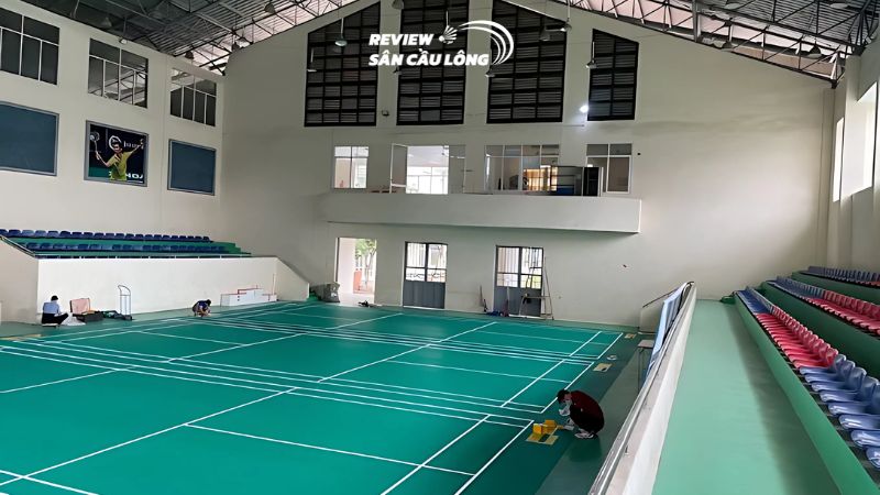 Sân cầu lông Tây Mỗ Nam Từ Liêm mang lại không gian luyện tập khá yên tĩnh