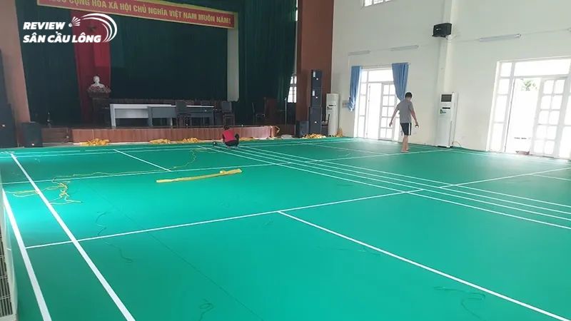Sân cầu lông ở Trung tâm thể thao phía Đông Hoàng Mai