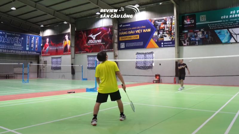 Sân đánh cầu lông quận 12 giá rẻ Huy Sport