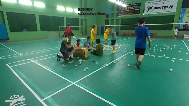 Sân cầu lông Bệnh viện Quân Y 12 gần khu dân cư và giá cả phải chăng