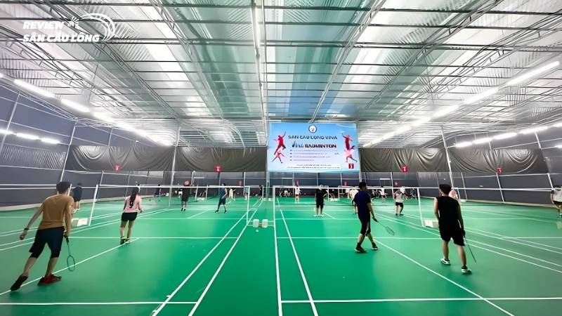 Trải nghiệm không gian thi đấu hiện đại và rộng rãi tại Sân cầu lông Vina Badminton – Tổng Cục 5