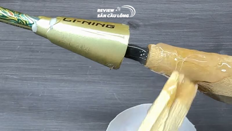 Các bước thay cán vợt cầu lông - Bước 3