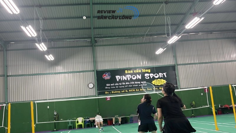 Mặt sân chống trơn, chiếu sáng mạnh, lựa chọn phổ biến