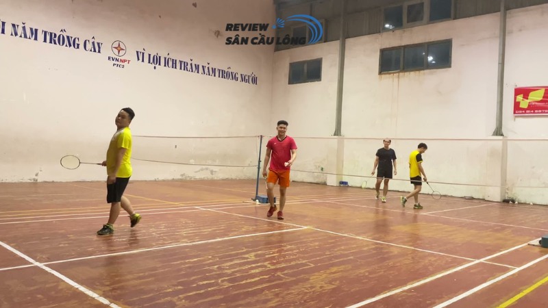 4 sân sạch sẽ, giá thuê hợp lý, đáng "đồng tiền"