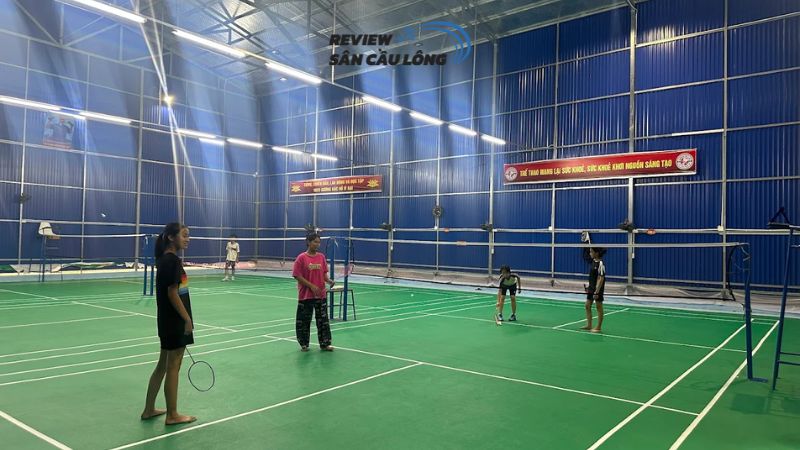 CLB Cầu Lông Nam Anh – Hưng Yên với sân chất lượng cao, phục vụ chu đáo