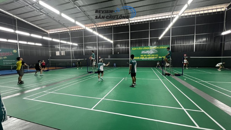 Diện tích rộng, sàn vững chắc, đèn chiếu sáng chuẩn