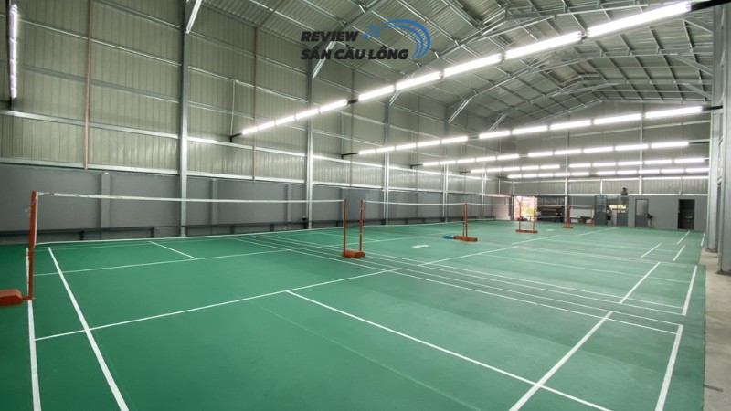 Sân kín gió, trần cao, lưới chuẩn, giá cực hợp lý
