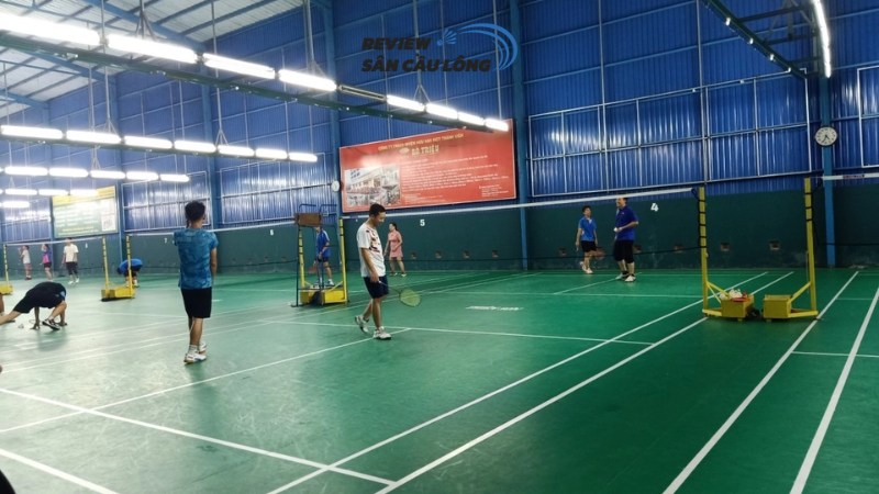 Sân thoáng, sàn chắc chắn, độ nảy tốt, phù hợp cường độ cao