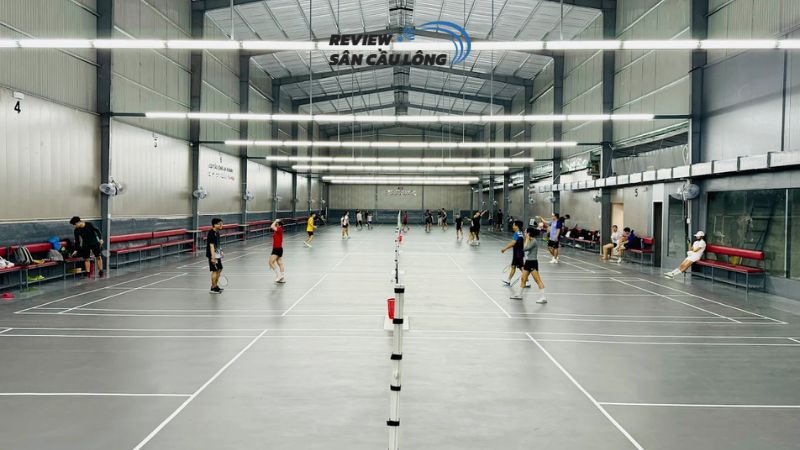 Sân cầu lông An Khánh với không gian rộng rãi, thoáng mát